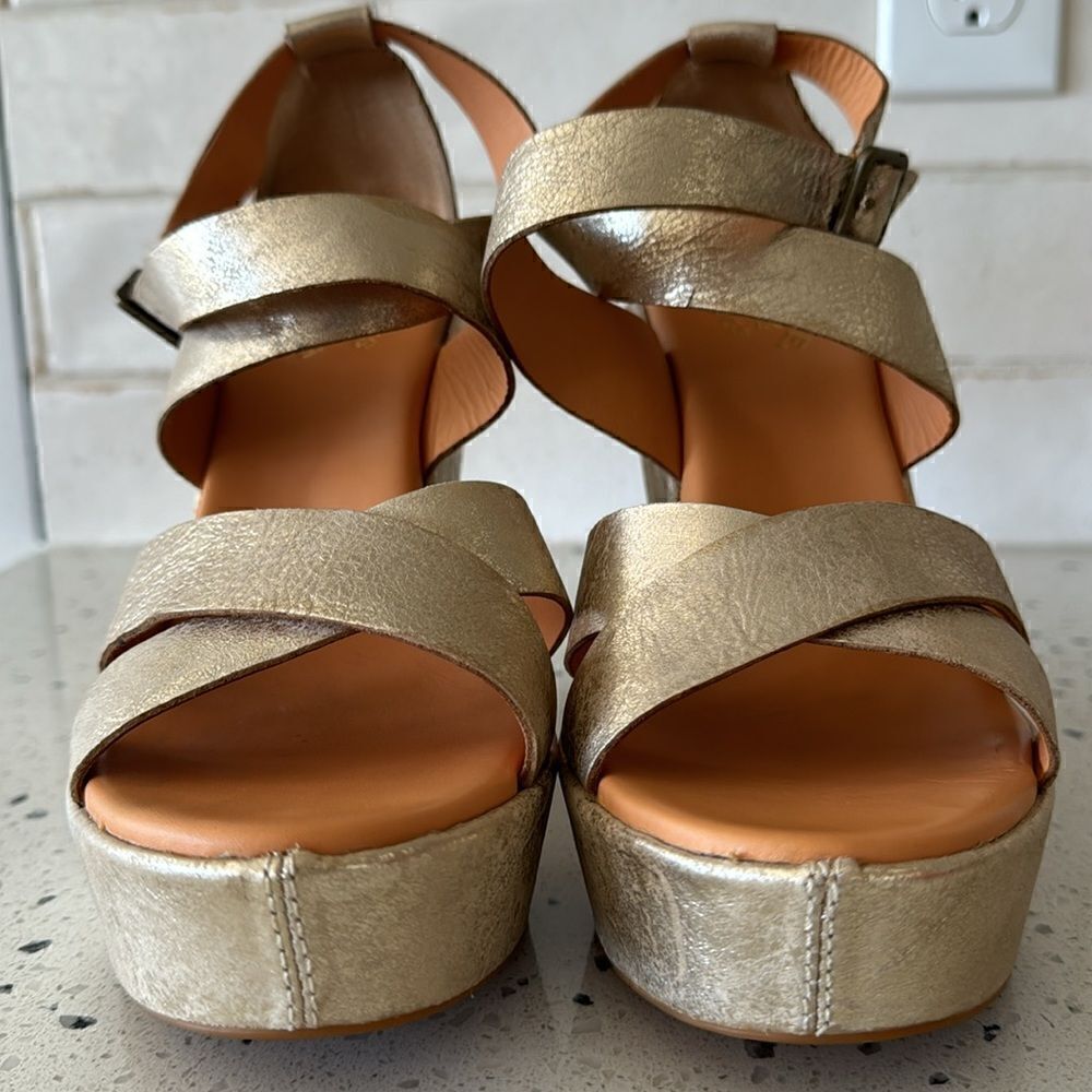 'Kork-Ease Grailey' Leather Gold Metallic Crisscross Strap Wedge Sandals Size 10 - Picture 15 of 16